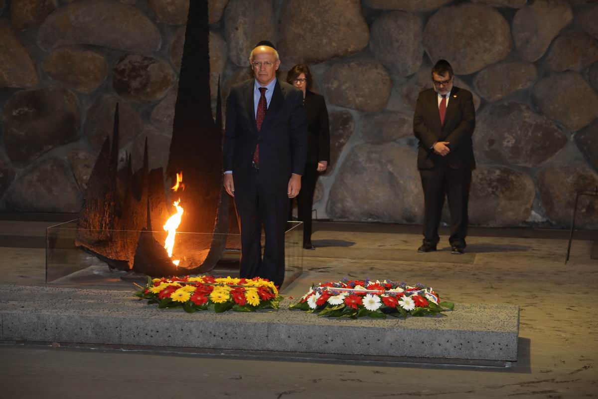 Foreign Minister Silva rekindled the Eternal Flame and laid a wreath on behalf of the Portuguese nation in the Hall of Remembrance